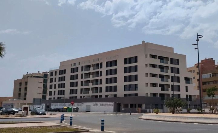 Vista exterior de Àtic en venda en Roquetas de Mar amb Parquet, Terrassa i Piscina comunitària