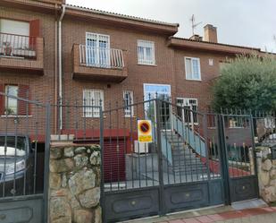 Exterior view of Single-family semi-detached for sale in Fuenlabrada  with Air Conditioner, Heating and Private garden