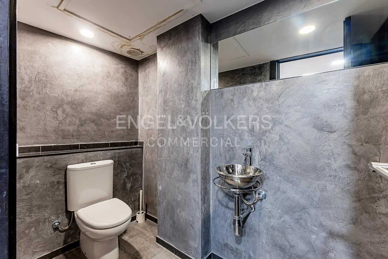 Bathroom of Commercial properties for sale in Barcelona