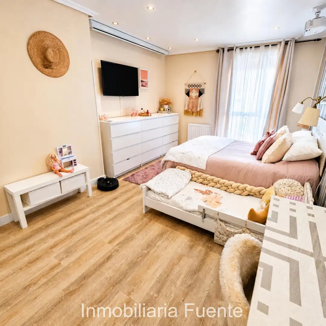Schlafzimmer von Einfamilien-Reihenhaus zum Verkauf in Muskiz mit Heizung, Privatgarten und Terrasse