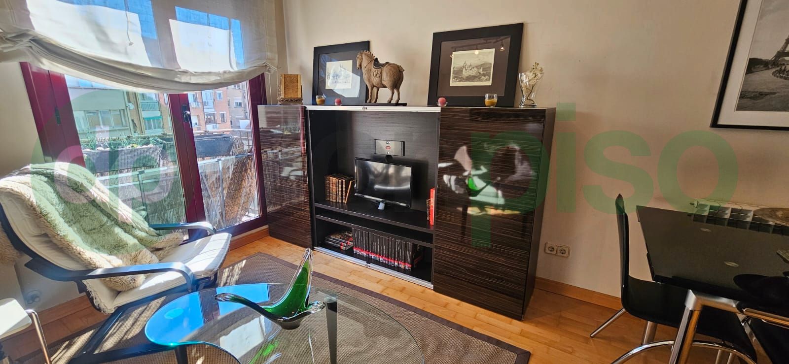Living room of Flat to rent in  Madrid Capital  with Air Conditioner, Private garden and Parquet flooring