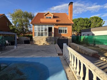 Detached house with pool for sale in Pioz