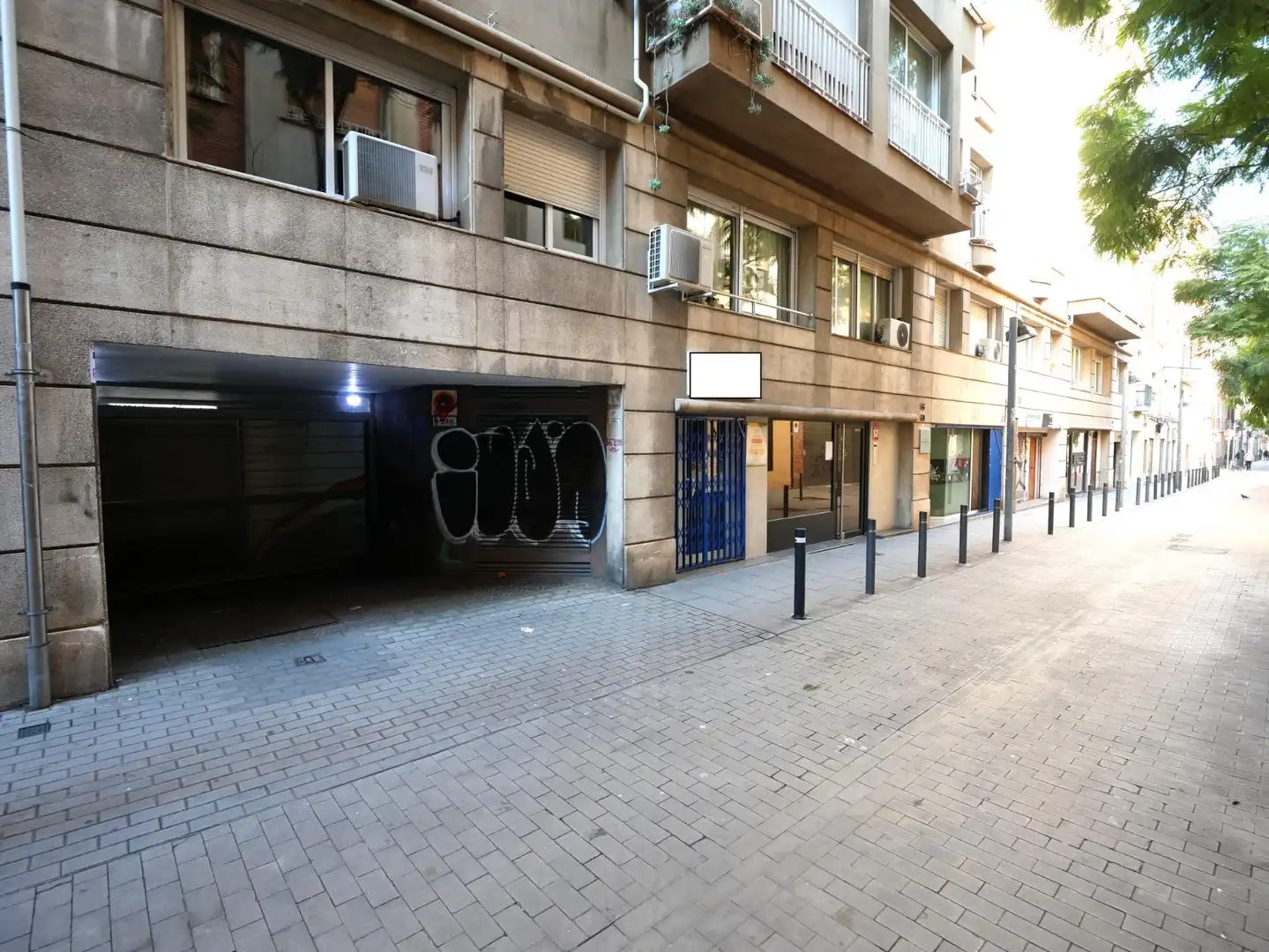 Außenansicht von Garage zum Verkauf in Barcelona