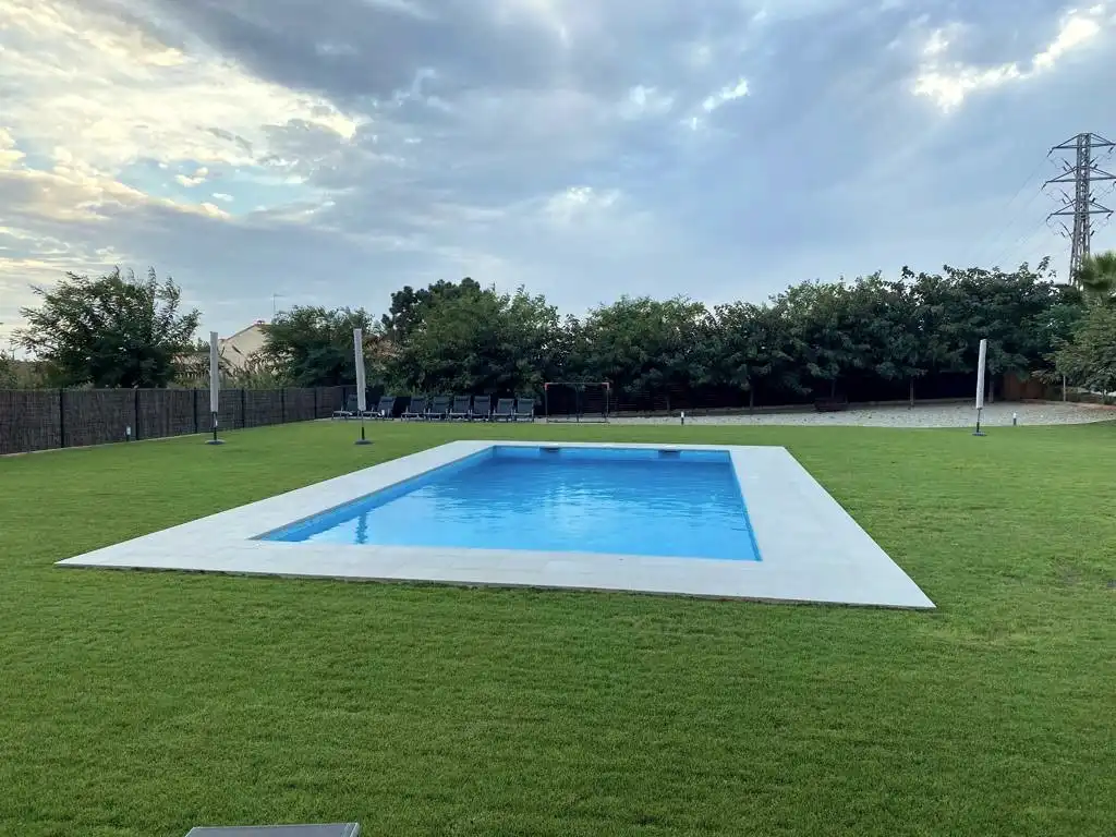 Piscina de Casa adosada en venta en Mataró con Aire acondicionado, Calefacción y Jardín privado