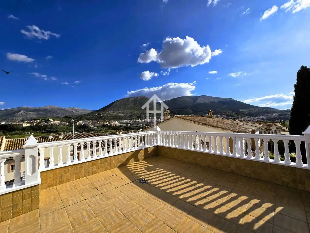 Vista exterior de Casa o xalet en venda en Loja amb Jardí privat, Terrassa i Piscina