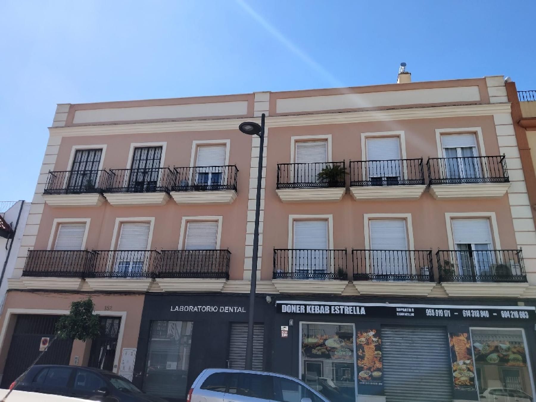 Vista exterior de Pis en venda en Dos Hermanas