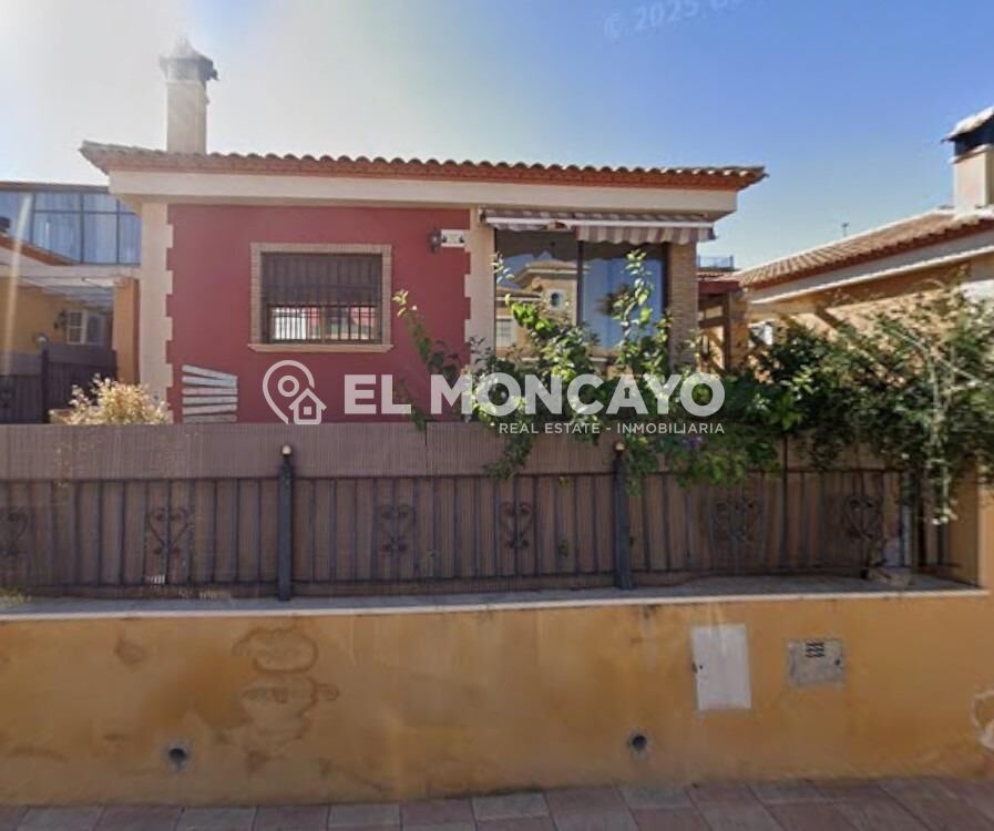 Außenansicht von Einfamilien-Reihenhaus zum Verkauf in Bigastro mit Klimaanlage, Privatgarten und Abstellraum