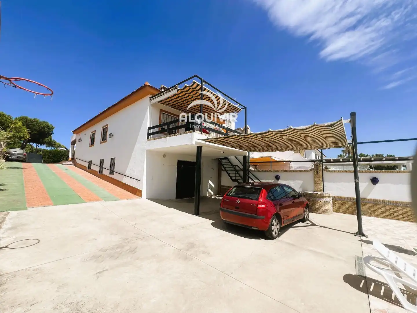 Vista exterior de Casa adosada en venda en Almonte amb Jardí privat, Terrassa i Piscina