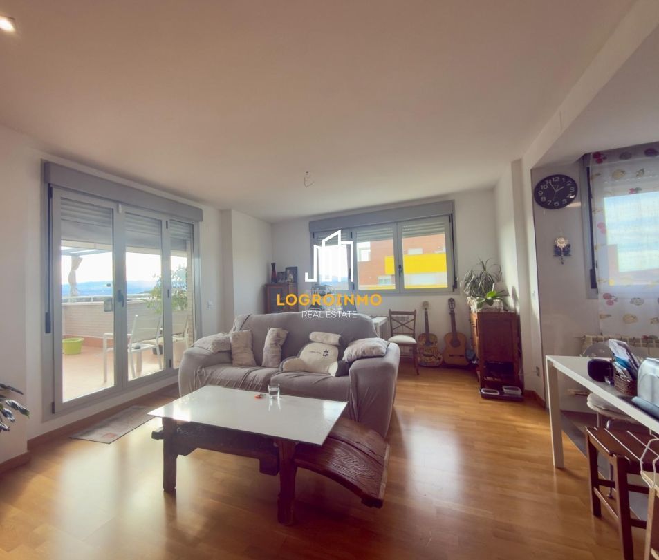 Sala d'estar de Pis en venda en Oyón-Oion amb Jardí privat, Terrassa i Traster