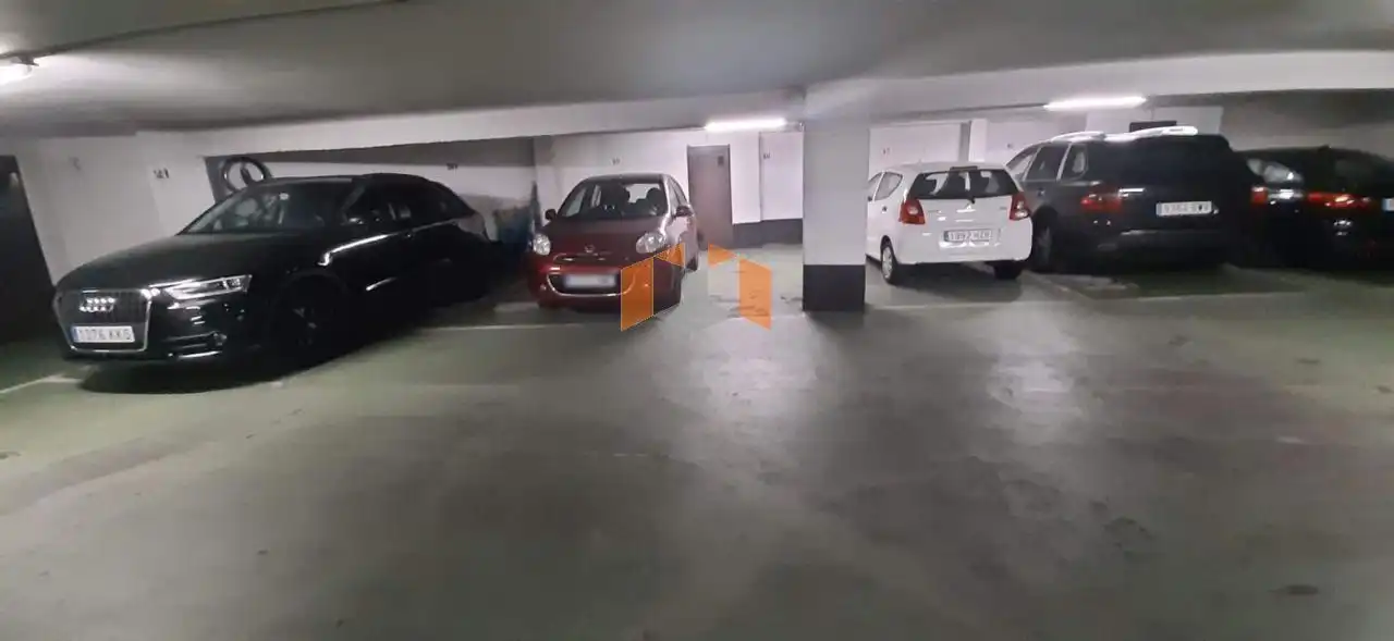 Parking de Piso en venta en Vigo  con Calefacción, Parquet y Terraza