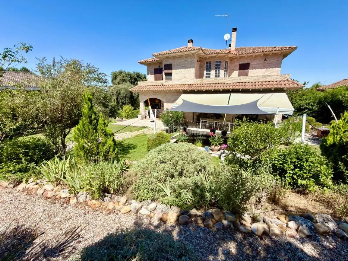 Jardí de Casa o xalet en venda en Valdeaveruelo amb Aire condicionat, Calefacció i Terrassa