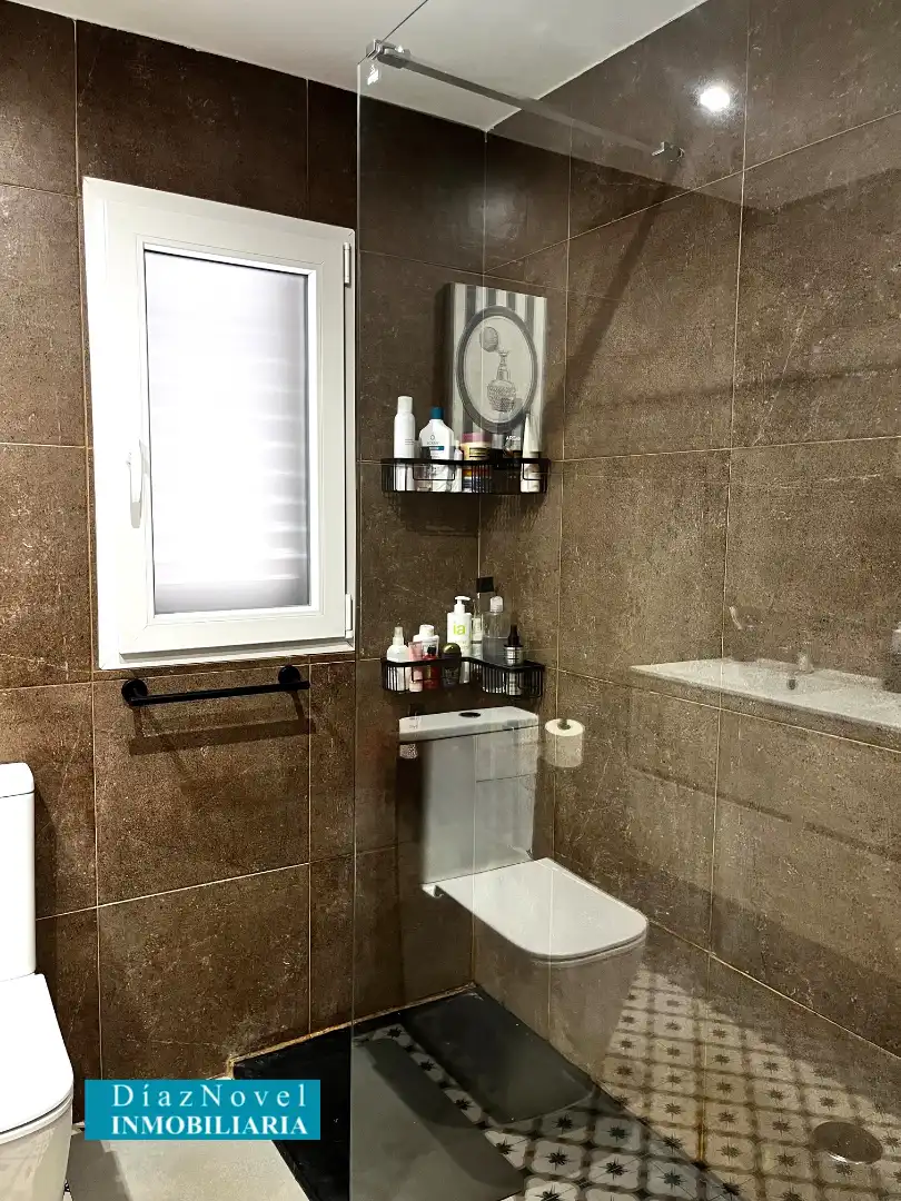 Badezimmer von Einfamilien-Reihenhaus zum Verkauf in Vélez-Málaga mit Klimaanlage, Heizung und Parkett