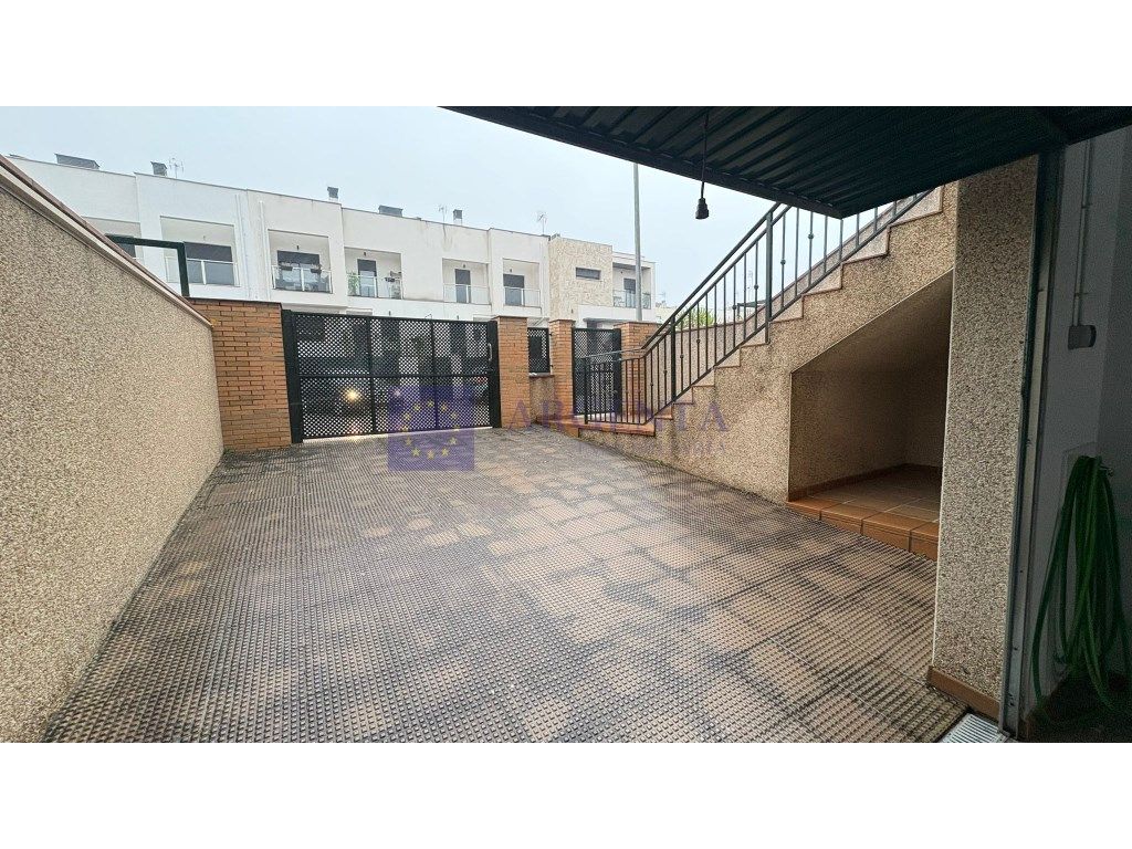 Exterior view of Single-family semi-detached to rent in Cáceres Capital  with Terrace