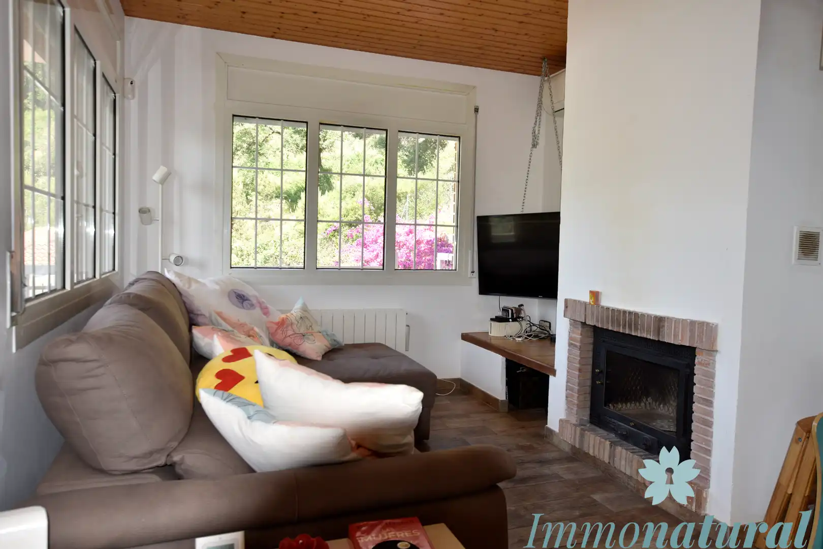 Sala de estar de Casa o chalet en venta en Torrelles de Llobregat con Aire acondicionado, Calefacción y Jardín privado