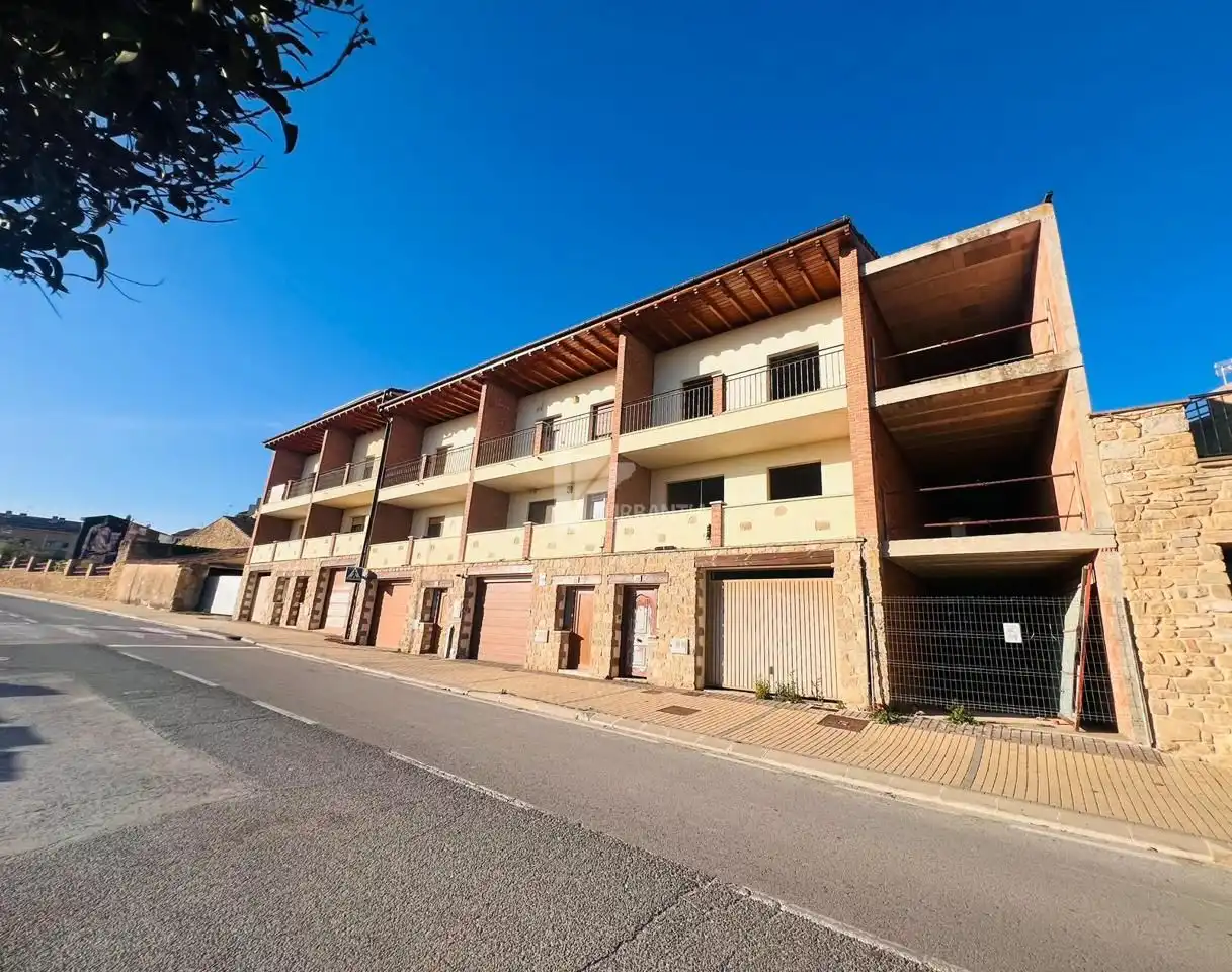 Vista exterior de Casa adosada en venda en Larraga amb Terrassa i Balcó