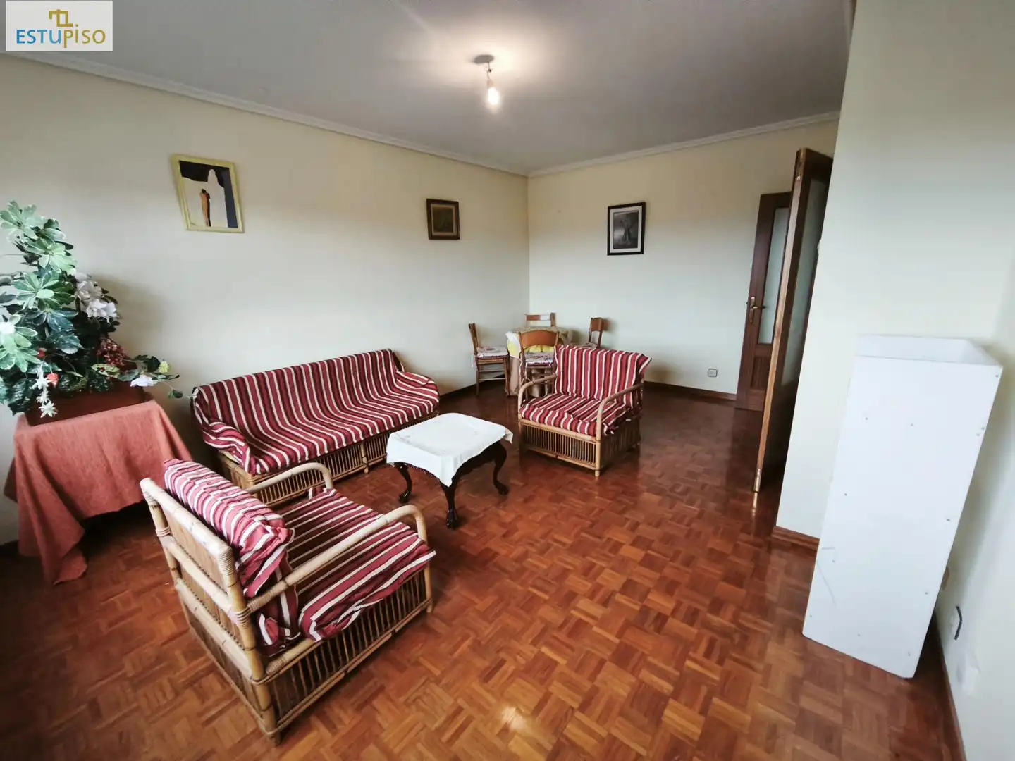 Sala d'estar de Pis en venda en Vitoria - Gasteiz amb Calefacció, Parquet i Terrassa