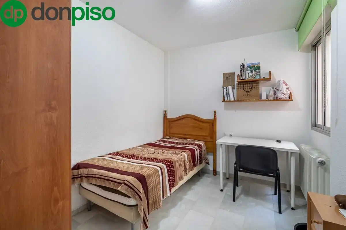 Bedroom of Flat for sale in Granada  with Heating and Storage room