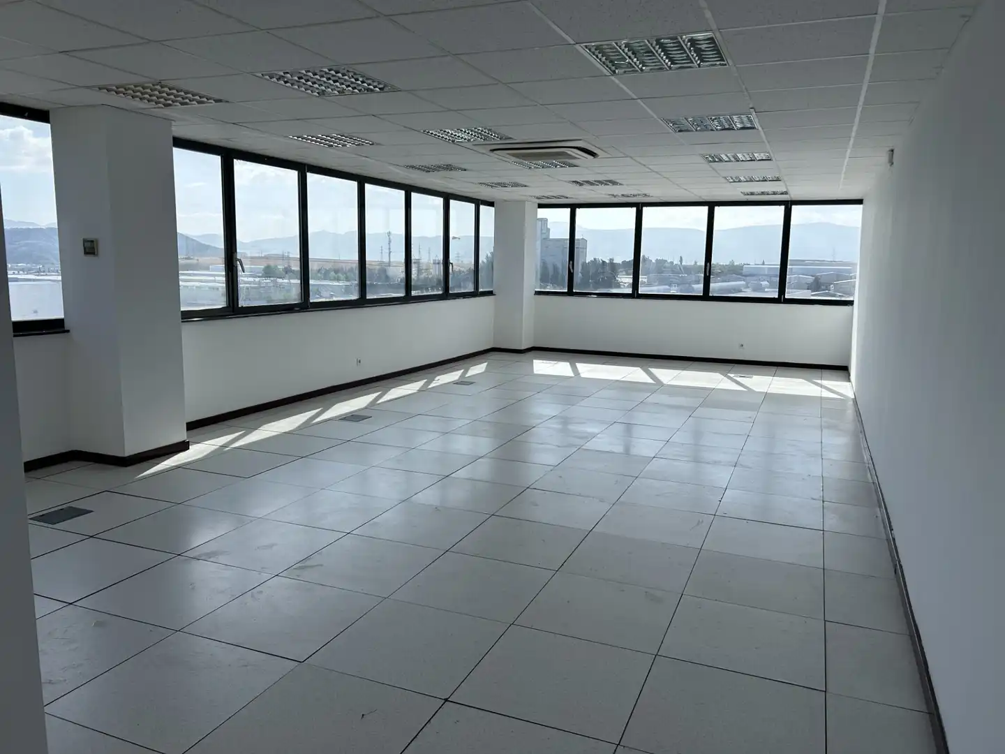 Office space with lift to rent in Polígono Parque Empresarial la Muga 6, imagen 2