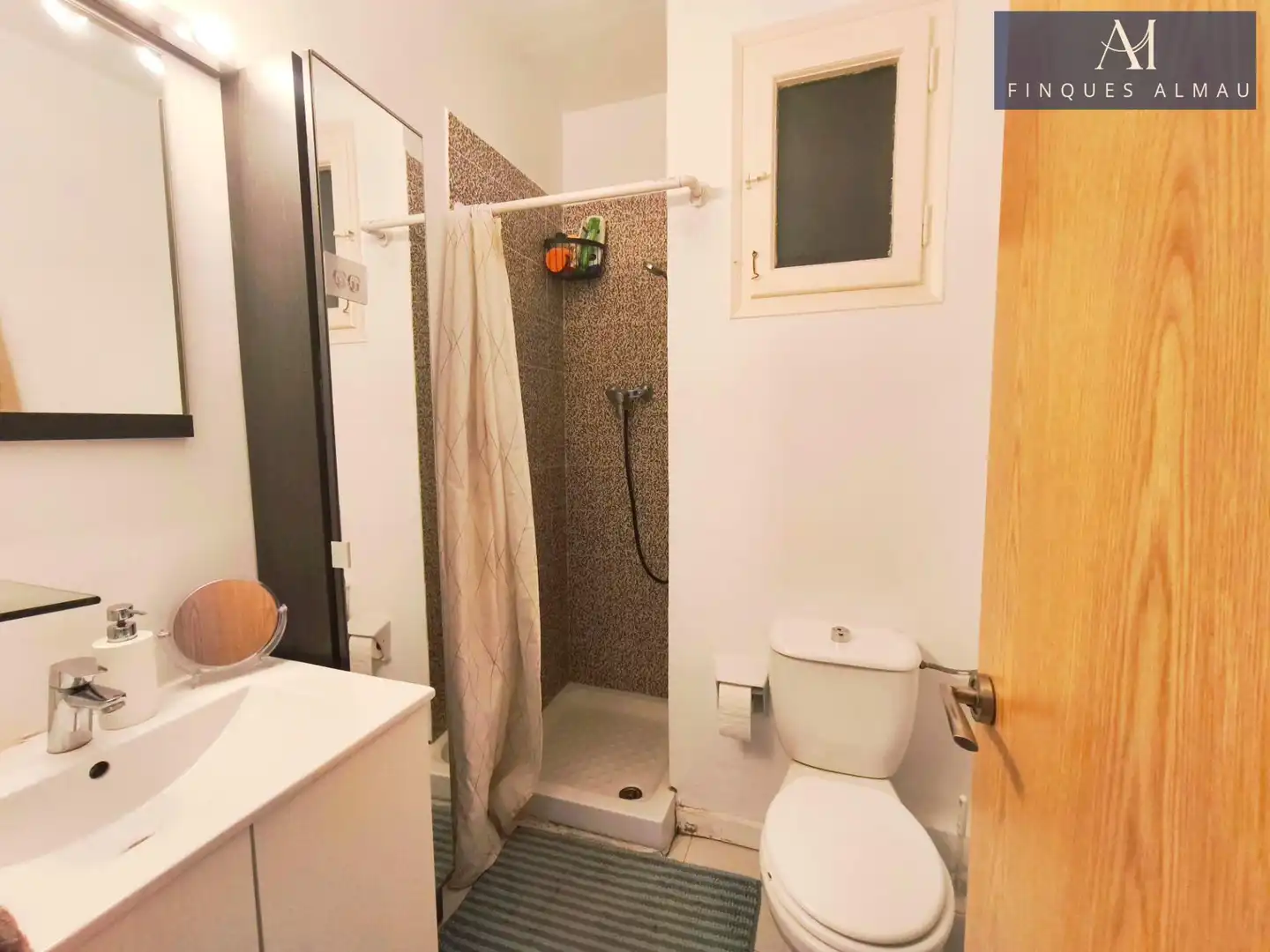 Badezimmer von Wohnung zum Verkauf in Sitges mit Klimaanlage, Parkett und Terrasse