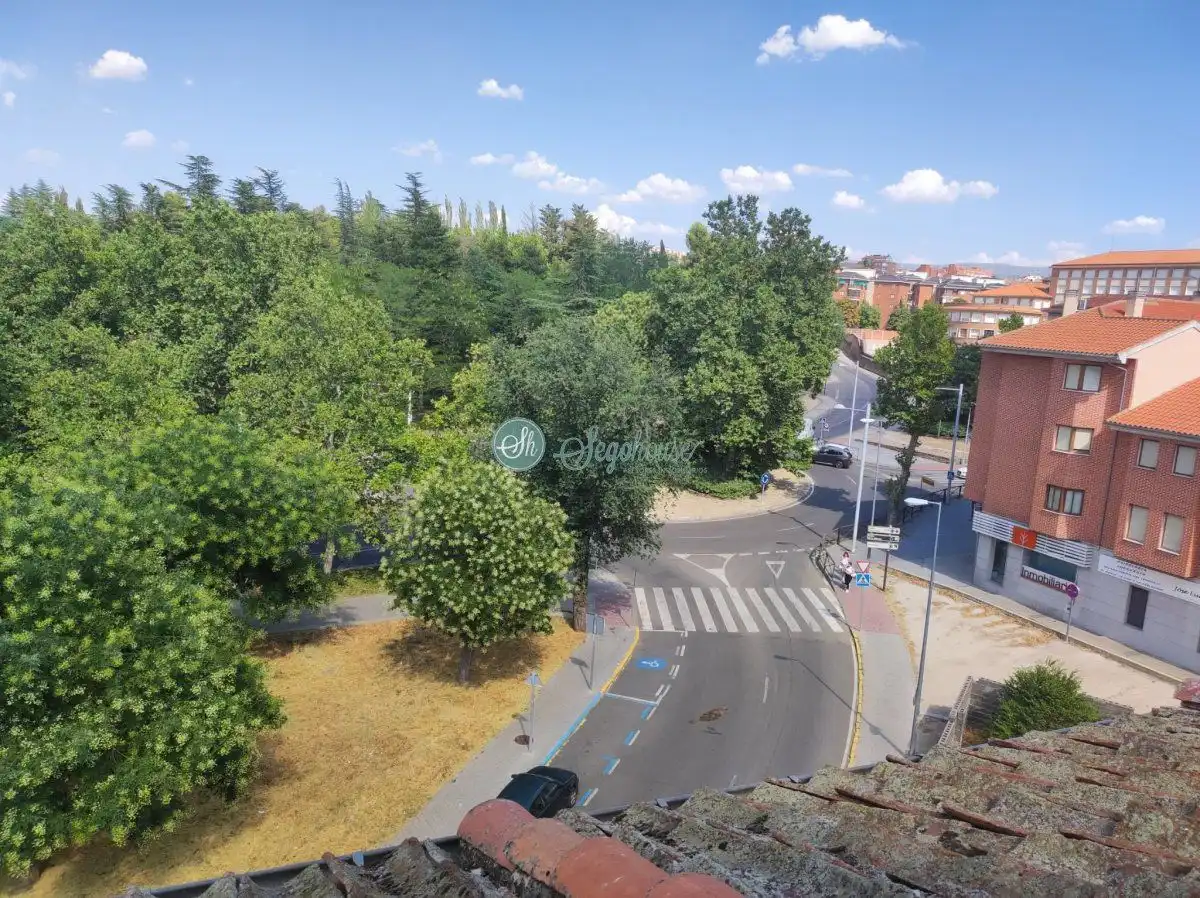 Vista exterior de Ático en venta en Segovia con Calefacción, Parquet y Amueblado