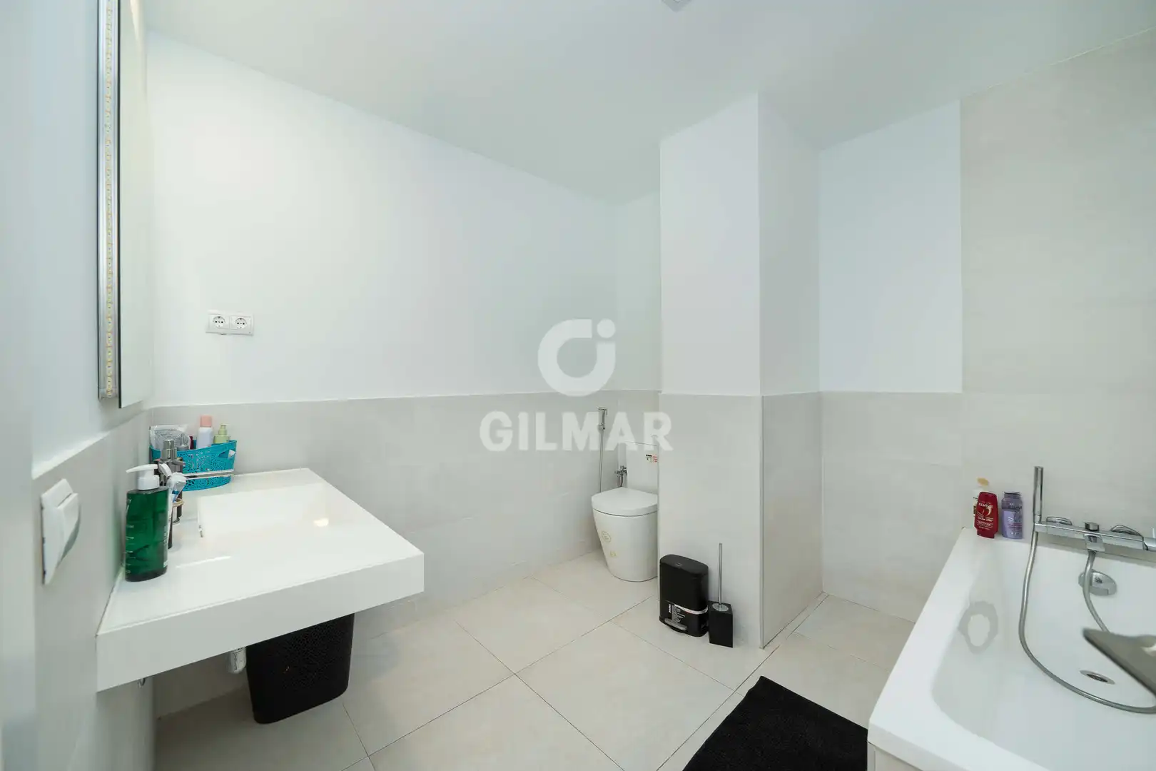 Bathroom of Flat for sale in Madrid  with Heating, Private garden and Storage room