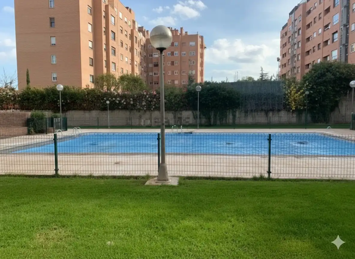 Schwimmbecken von Wohnung zum Verkauf in Madrid mit Klimaanlage, Heizung und Parkett