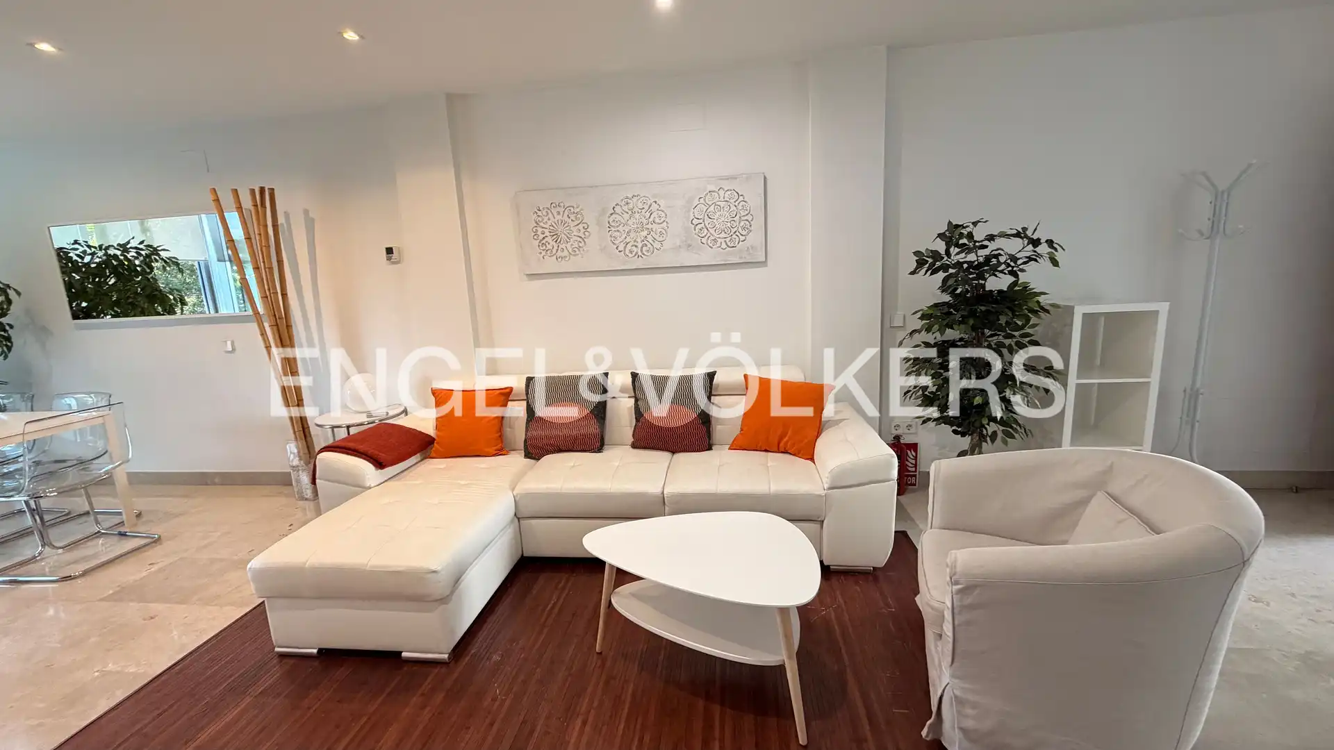 Sala de estar de Dúplex de alquiler en La Moraleja con Aire acondicionado, Calefacción y Jardín privado