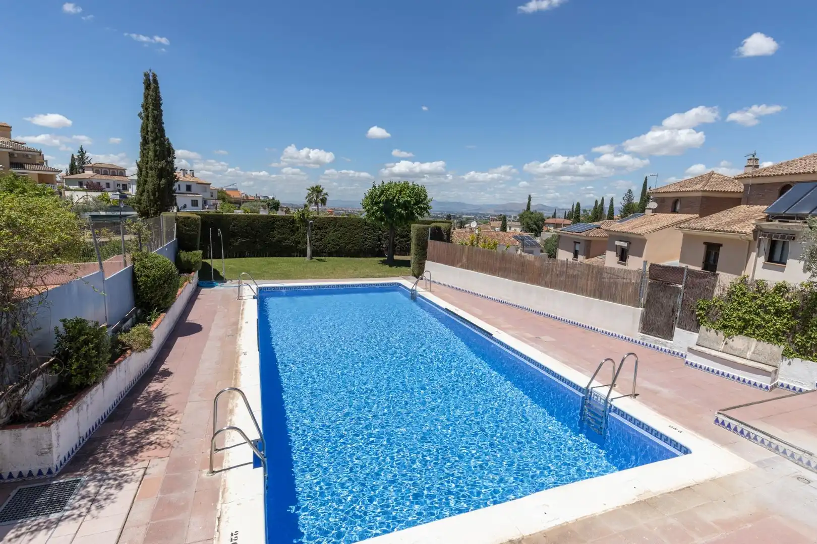 Piscina de Casa o xalet en venda en La Zubia amb Aire condicionat, Calefacció i Piscina comunitària