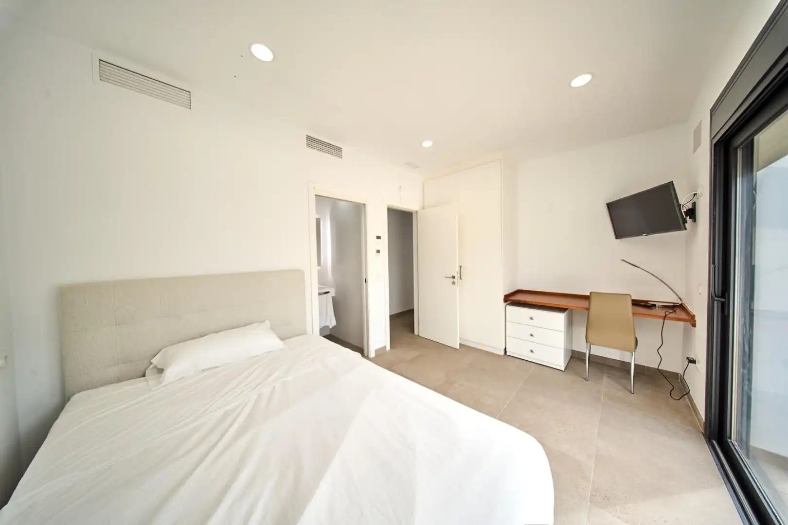 Dormitori de Casa o xalet en venda en Marbella amb Jardí privat, Terrassa i Traster