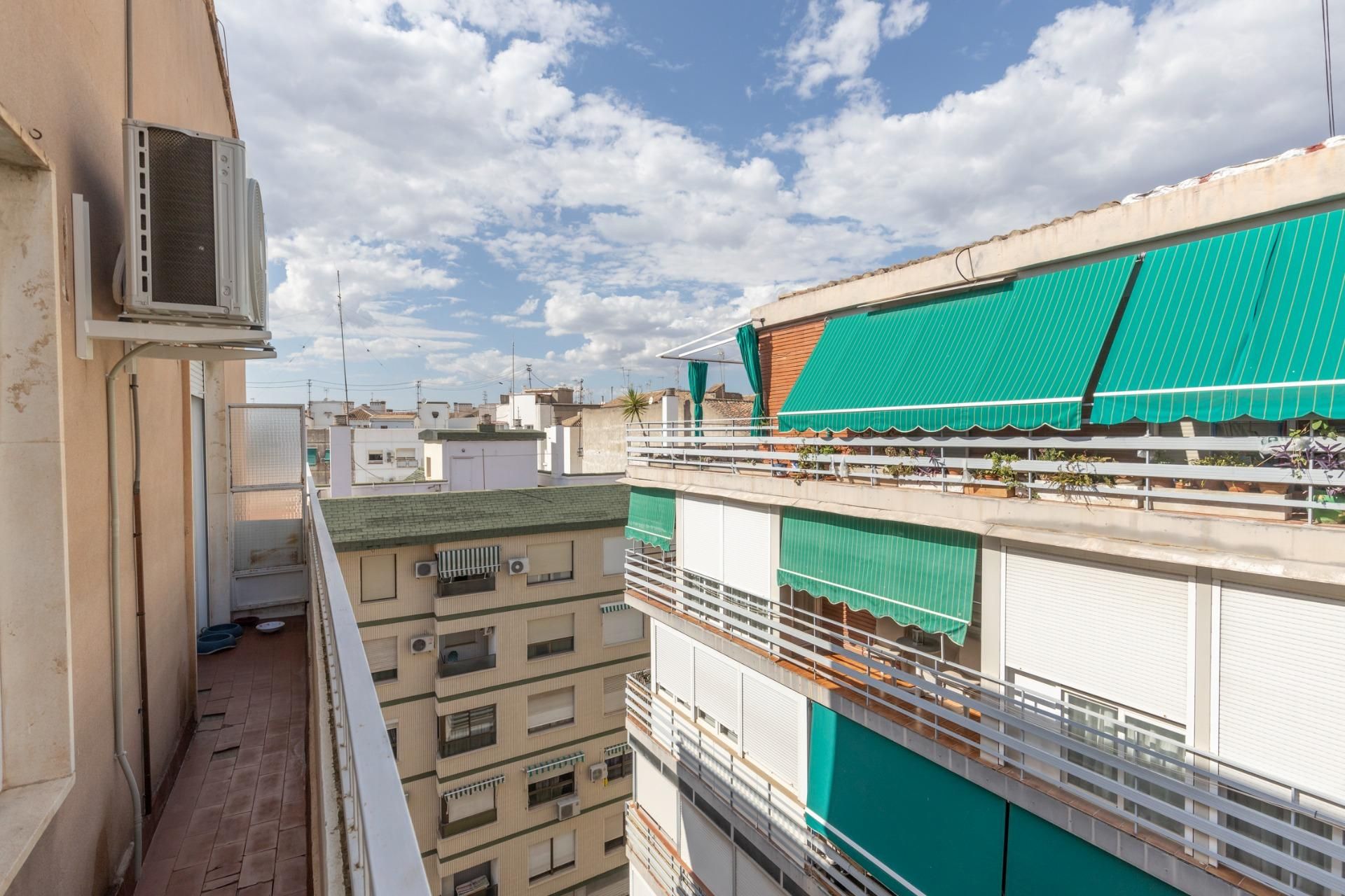 Vista exterior de Pis en venda en  Granada Capital amb Aire condicionat, Calefacció i Balcó