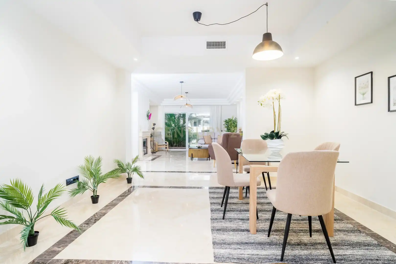 Esszimmer von Wohnungen zum Verkauf in Marbella mit Klimaanlage, Privatgarten und Ofen