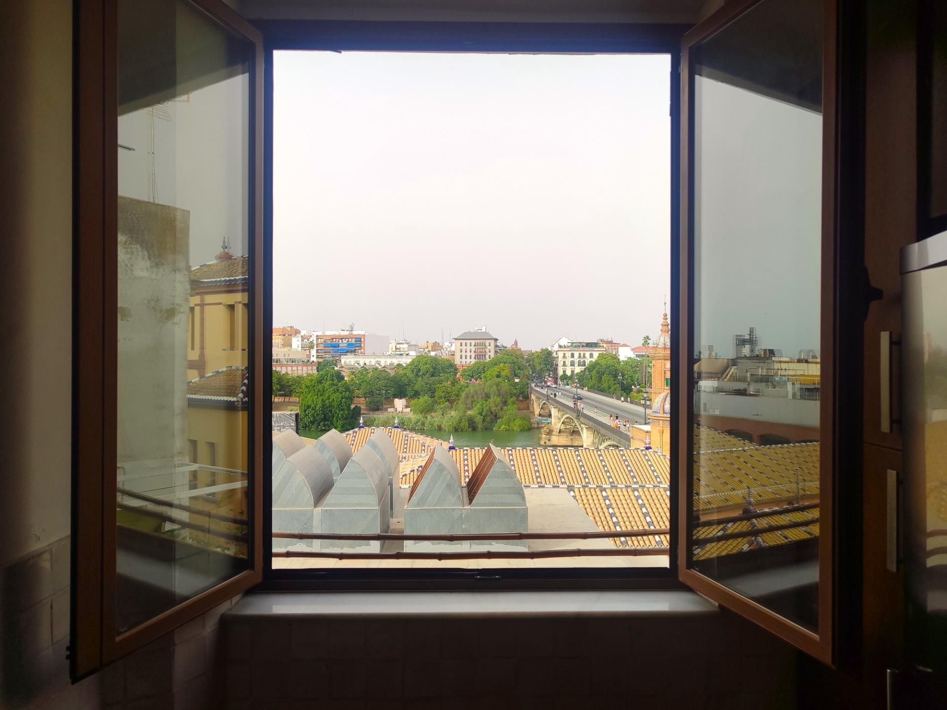 Vista exterior de Pis de lloguer en  Sevilla Capital amb Aire condicionat
