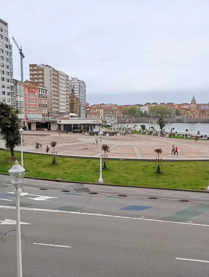 Parking de Piso de alquiler en Gijón  con Calefacción, Parquet y Amueblado