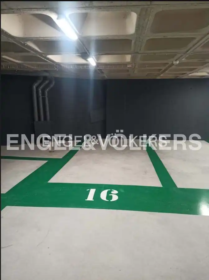 Parking de Piso de alquiler en Madrid con Aire acondicionado, Calefacción y Jardín privado