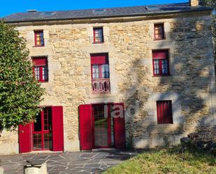 Vista exterior de Casa o xalet en venda en O Valadouro   amb Calefacció i Terrassa