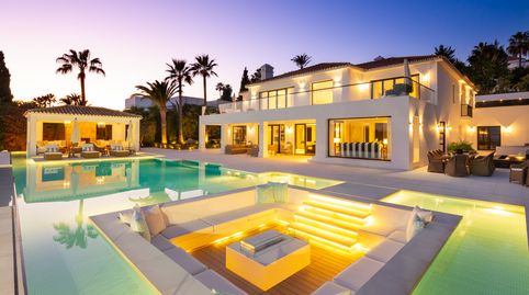 Increíble Villa en La Cerquilla, el Valle del Golf, Nueva Andalucía.- 2.465 m2 parcela.-	695 m2 construidos.-	5 beds and 6 baths.