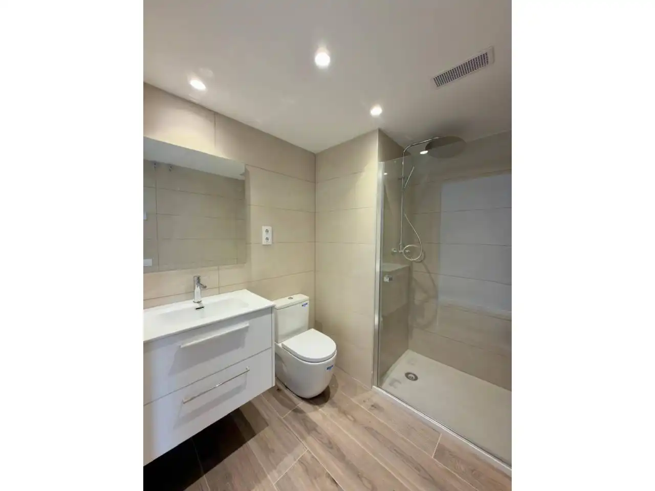 Baño de Dúplex de alquiler en Sabadell con Aire acondicionado, Calefacción y Parquet
