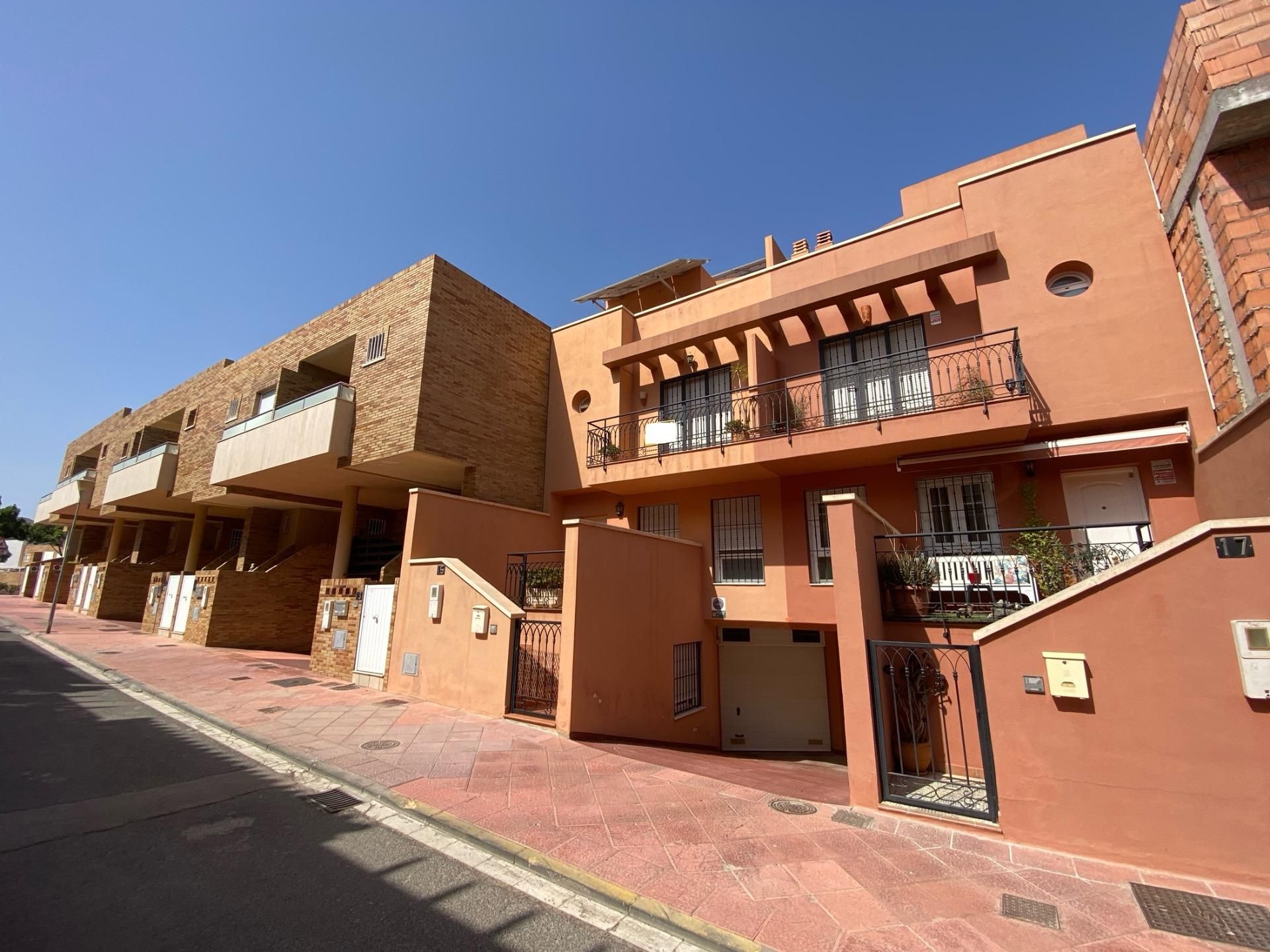 Vista exterior de Casa o xalet en venda en  Almería Capital amb Aire condicionat, Calefacció i Terrassa