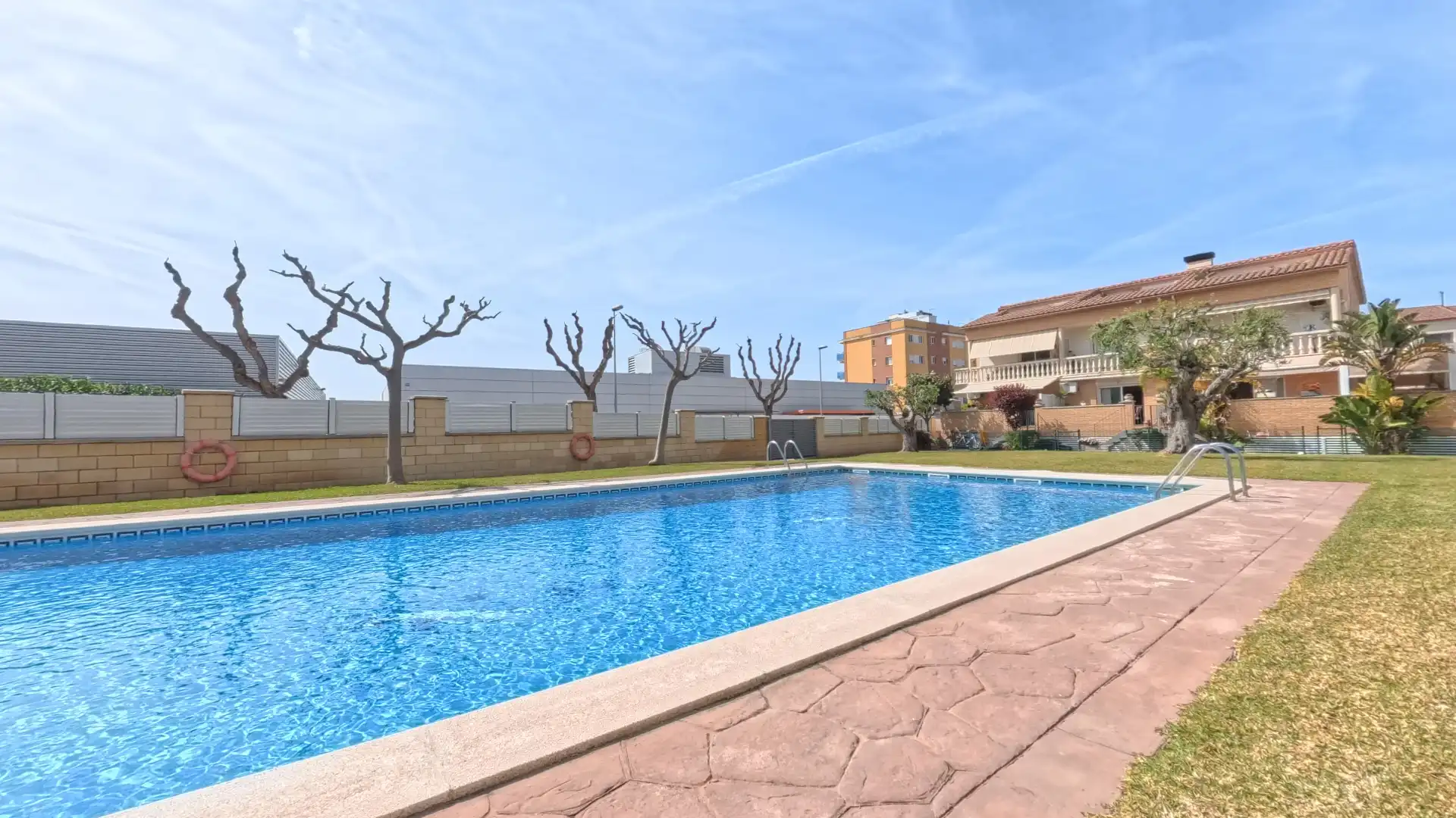 Piscina de Casa adosada en venta en Cunit con Aire acondicionado, Calefacción y Jardín privado
