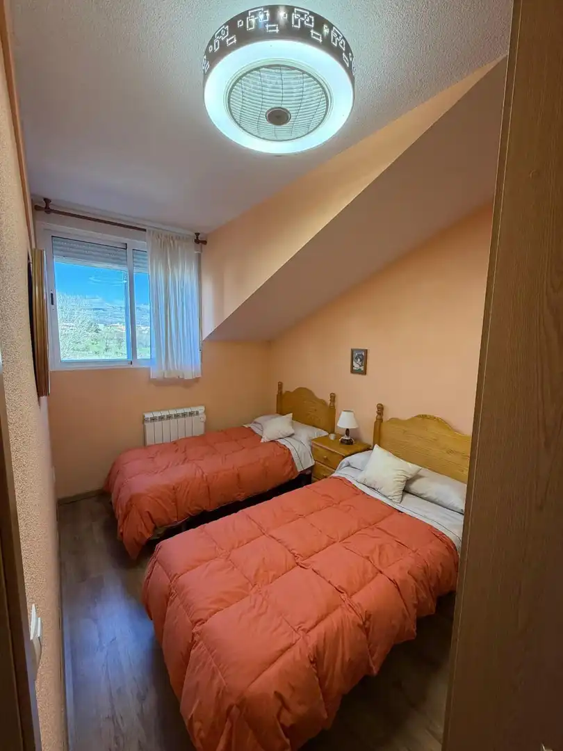 Habitación de Dúplex en venta en Navaluenga con Calefacción, Terraza y Amueblado