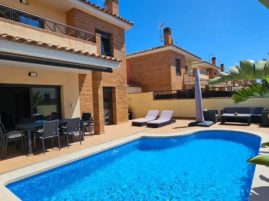 Villa con giardino in vendita a Passatge Sector Mestral 12 B
