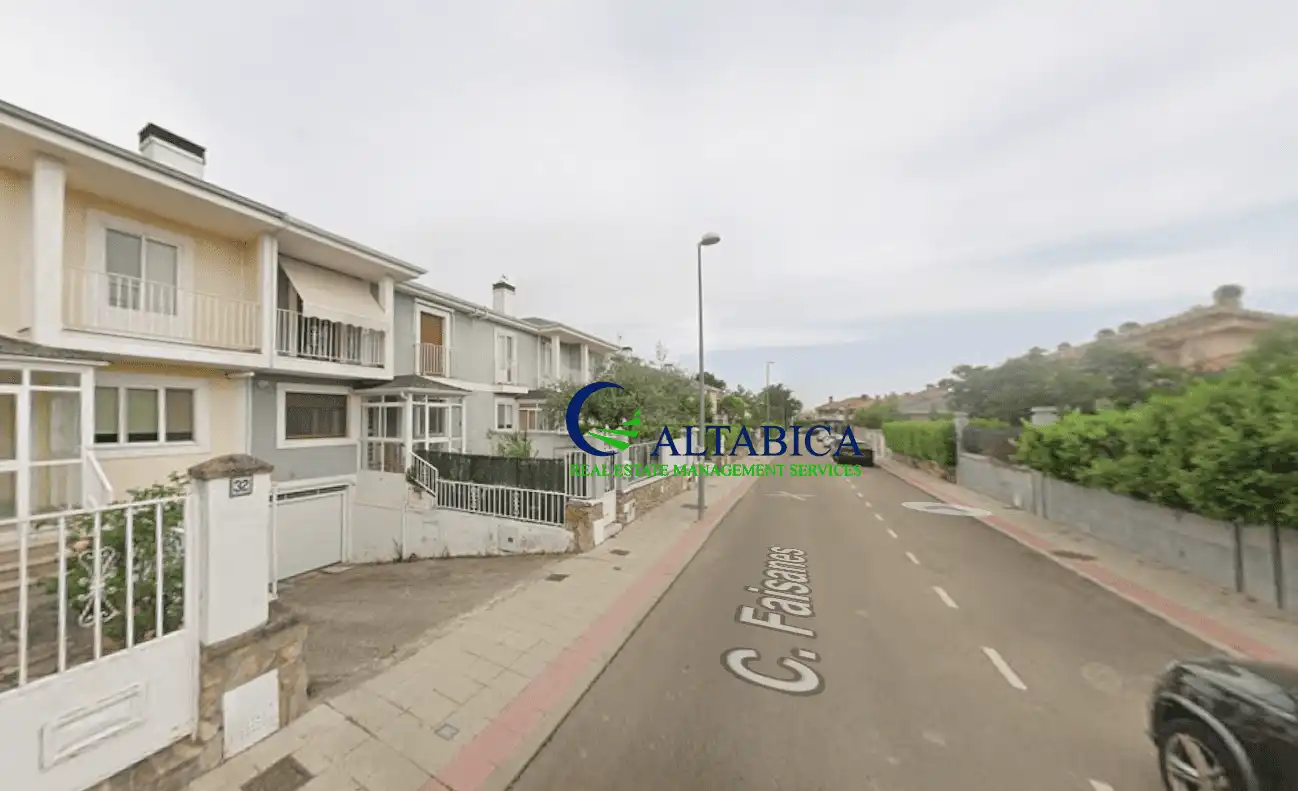 House for sale in Faisanes