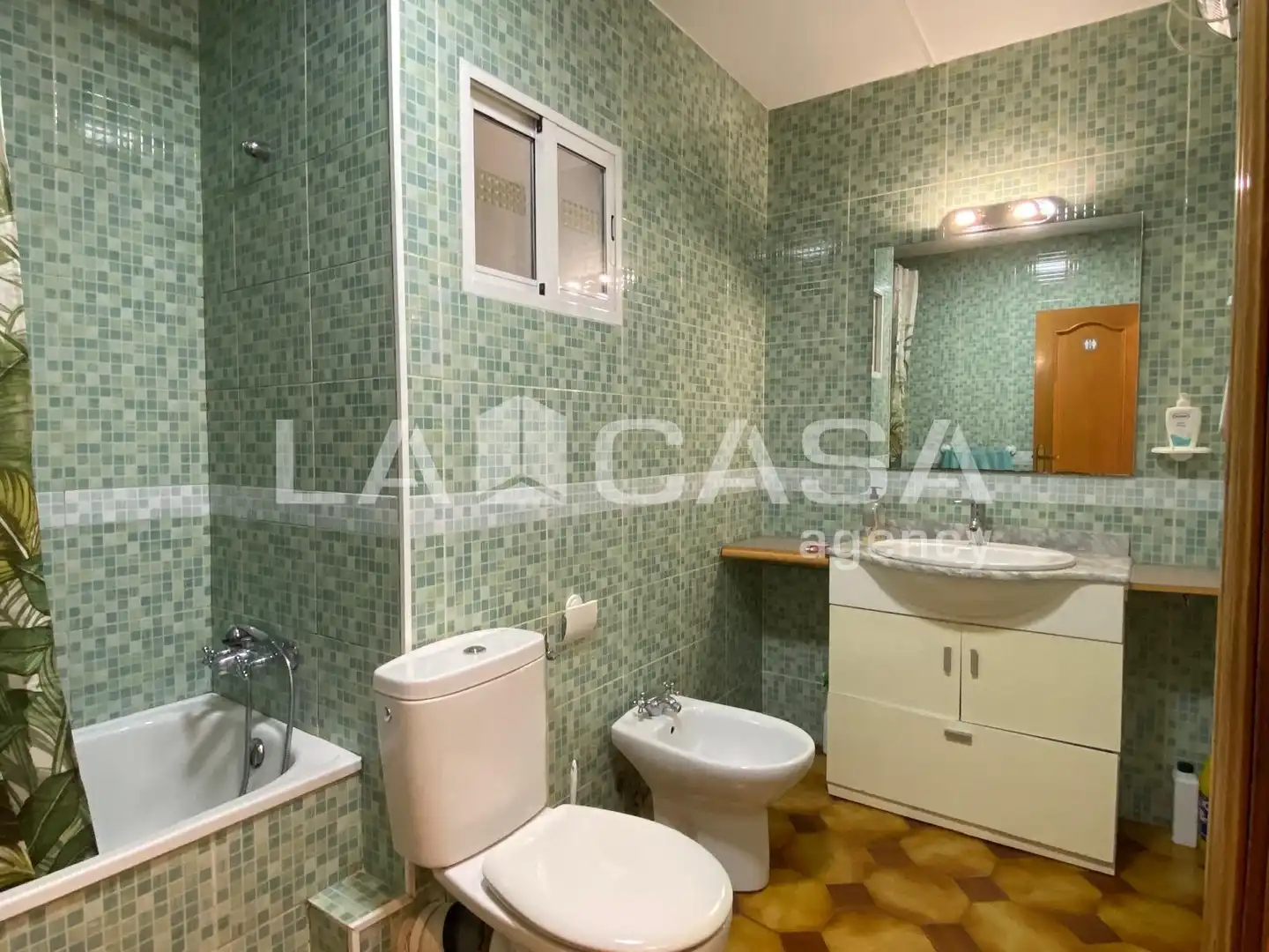 Baño de Ático en venta en Santa Coloma de Gramenet con Calefacción, Terraza y Trastero