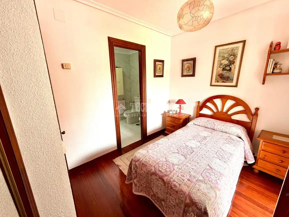 Schlafzimmer von Einfamilien-Reihenhaus zum Verkauf in Ribamontán al Mar mit Heizung, Möbliert und Balkon