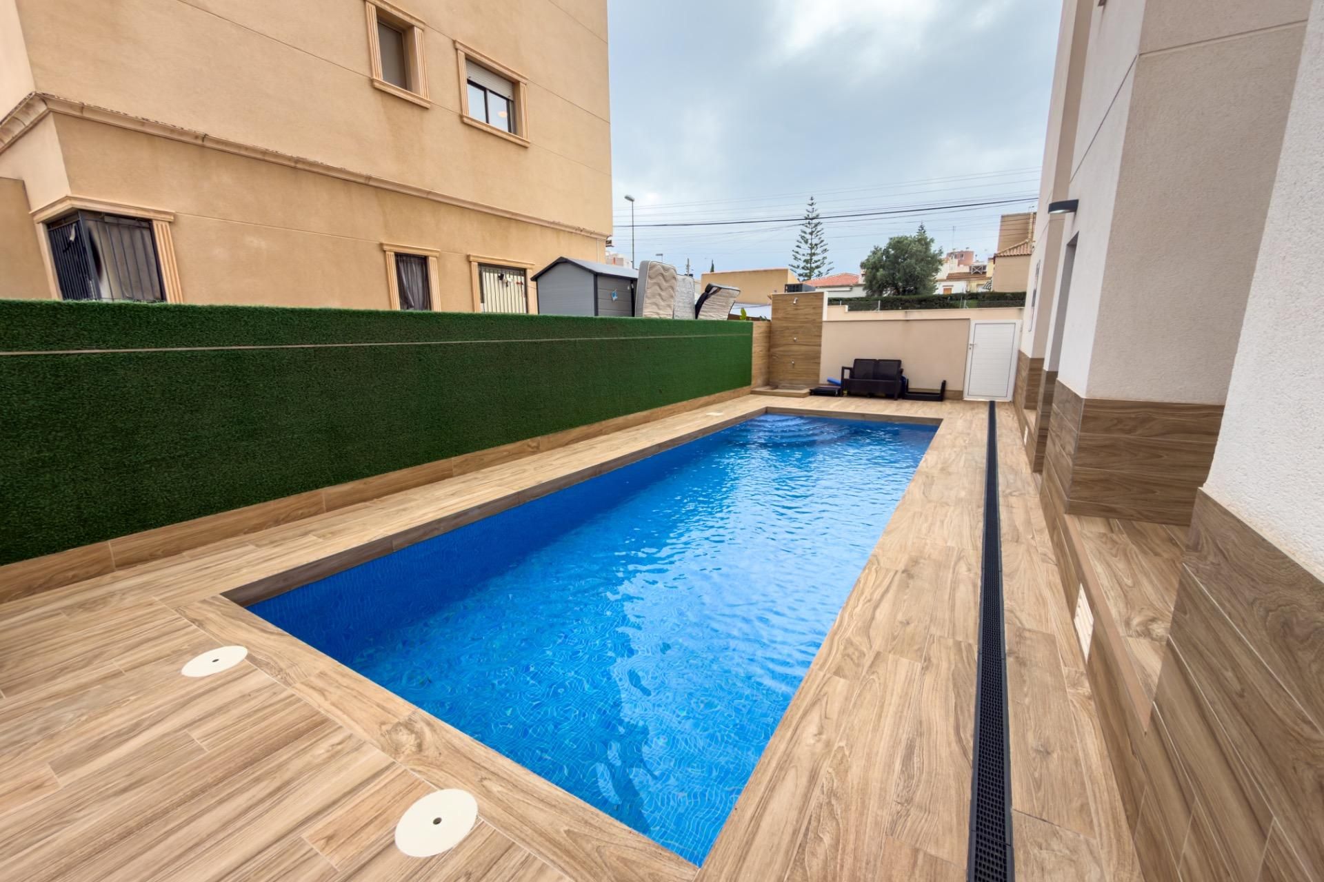 Piscina de Planta baja en venta en Torrevieja con Aire acondicionado, Terraza y Trastero