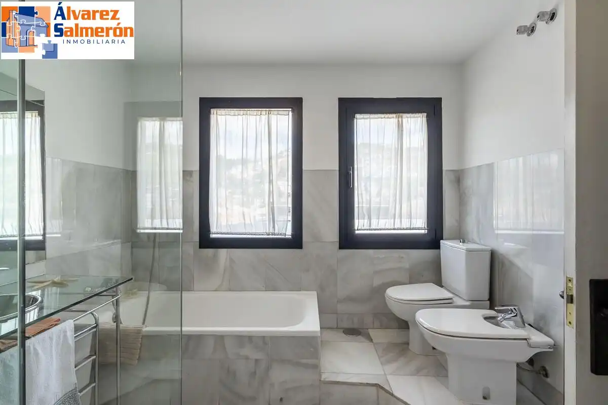 Bathroom of Houses for sale in Granada  with Air Conditioner, Terrace and Storage room