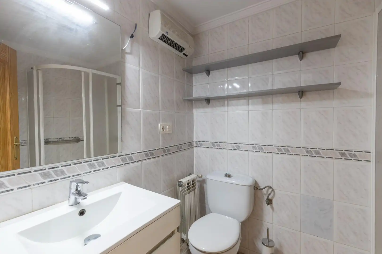 Bany de Pis en venda en Granada amb Aire condicionat, Calefacció i Terrassa