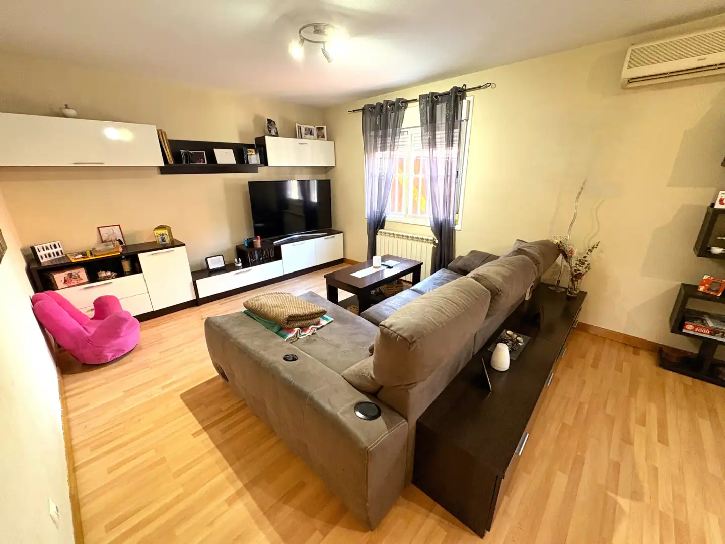 Sala de estar de Casa o chalet en venta en Loeches con Aire acondicionado, Calefacción y Parquet
