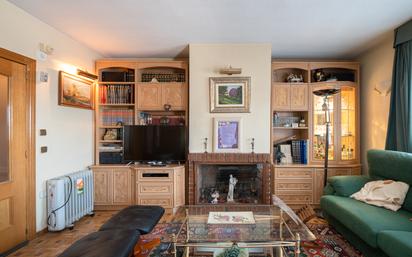 Living room of Single-family semi-detached for sale in  Madrid Capital  with Heating, Private garden and Parquet flooring