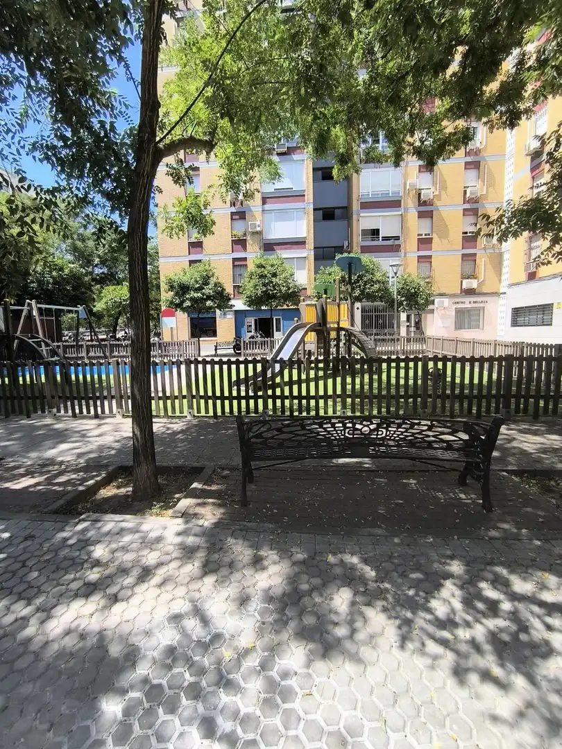 Vista exterior de Local en venta en Sevilla